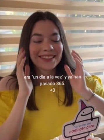 Mujer celebra primer aniversario de “contacto cero” con ex pareja