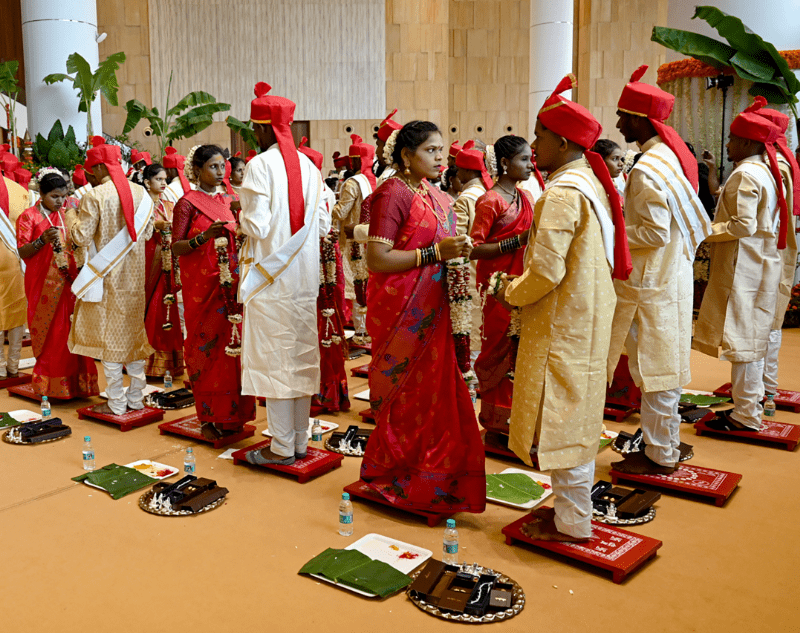 Magnate de Asia organiza bodas para parejas desfavorecidas