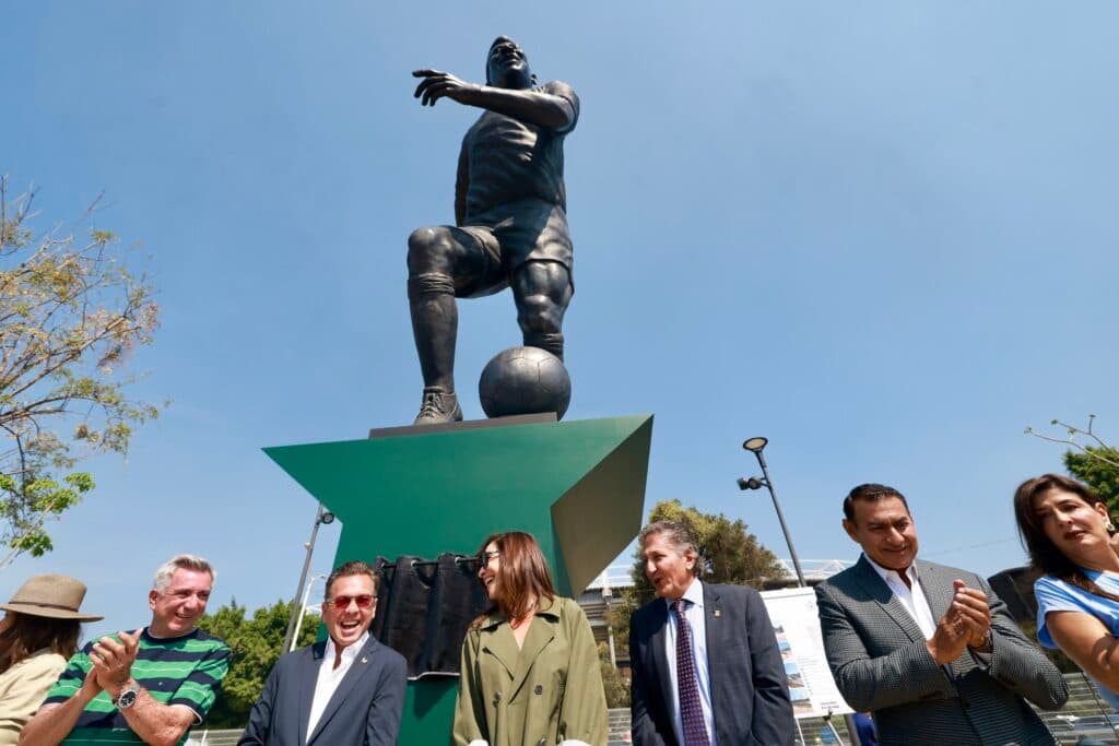 Pablo Lemus Navarro y asistentes a la inauguración de la escultura 'La Canarihna', homenaje al fútbol en Guadalajara.