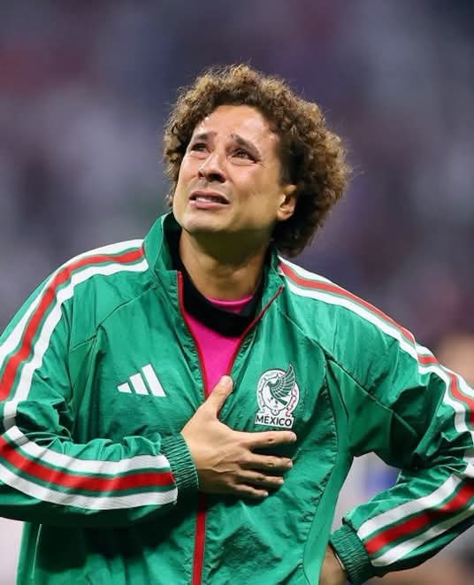 Portero de la selección mexicana, con chaqueta verde y lágrimas en los ojos, refleja la tristeza tras la eliminación en el Mundial 2026.