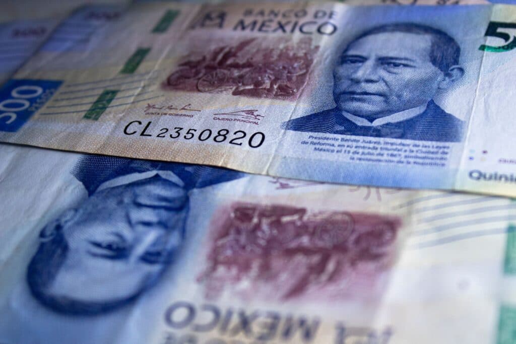 Billetes de 500 pesos del Banco de México, representando la economía y el aguinaldo para pensionados del IMSS e ISSSTE.