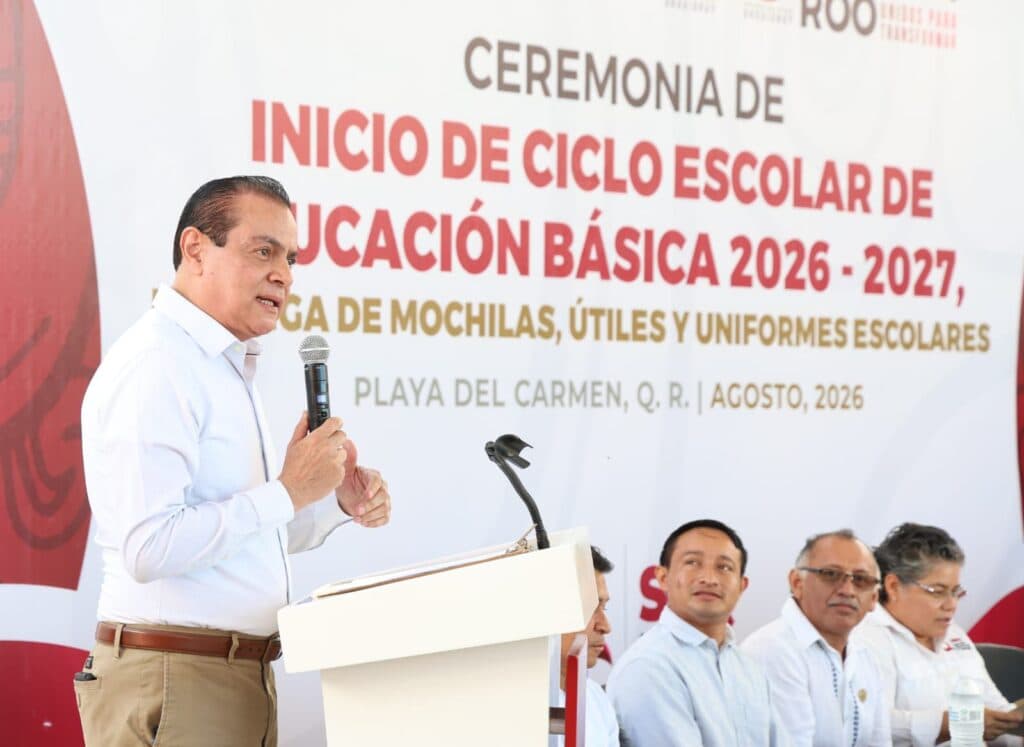 Arturo Castro, secretario de Gobierno Municipal, habla en la ceremonia de inicio del ciclo escolar 2026-2027 en Playa del Carmen.