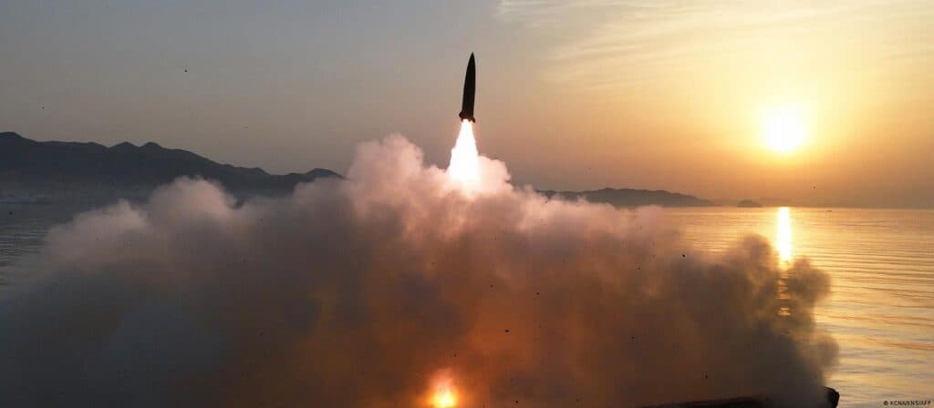 Lanzamiento de un misil balístico desde la costa de Corea del Norte, con humo y llamas, al amanecer sobre el mar del Este.